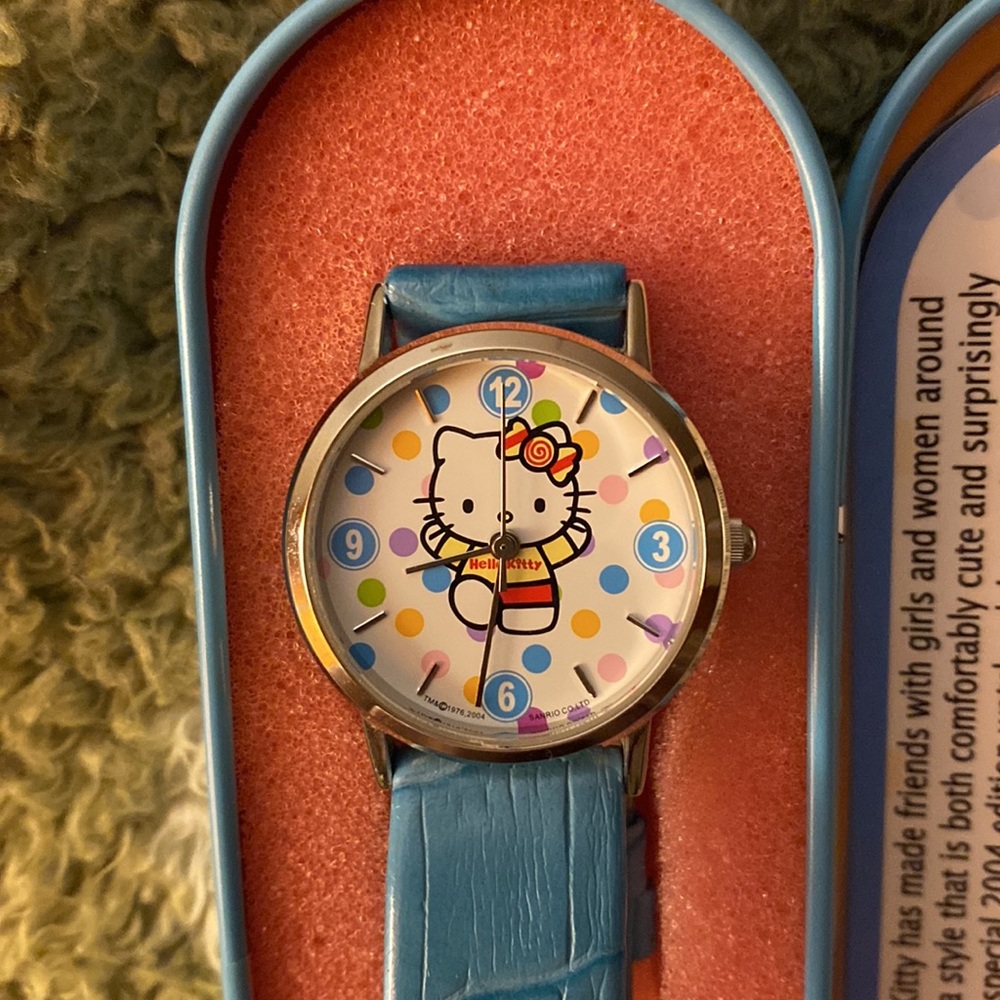 Hello Kitty Commemorative Watch - Picture 2 of 12